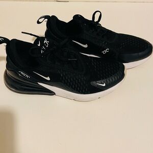 Selling black Nike Air Max 270 in Women’s size 9